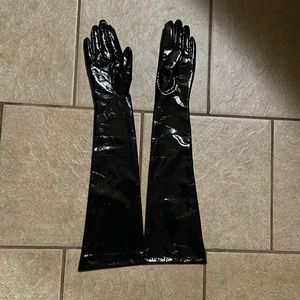 Vixen Micheline Pitt black vinyl opera gloves